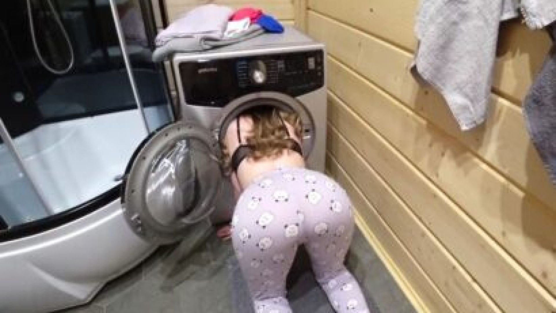 ⁣Địt em kế đang chổng mông kẹt ở máy giặt